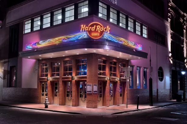 L'Hard Rock Cafe apre a Palermo: la sede in via Maqueda, già aperte le selezioni per il personale Quella maglietta con il logo inconfondibile, comprata come un trofeo durante un viaggio a Londra, Roma o New York. Un simbolo, un ricordo, ma anche un desiderio sussurrato per anni da generazioni di palermitani: "E se aprisse anche da noi?". Bene, tenetevi forte, perché quel sogno sta per trasformarsi in una splendida e rumorosa realtà. L'Hard Rock Cafe sbarca finalmente a Palermo!