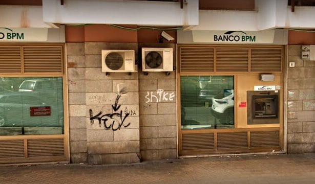 Paura a Palermo, assalto in banca all'apertura: caccia a cinque rapinatori in fuga Mattinata di paura a Palermo per una rapina messa a segno alla filiale della Banca Popolare di Milano (BPM) in via Serradifalco. Un commando di cinque uomini è entrato in azione intorno alle 8:30, minacciando i dipendenti per farsi consegnare il denaro contenuto nelle casse.