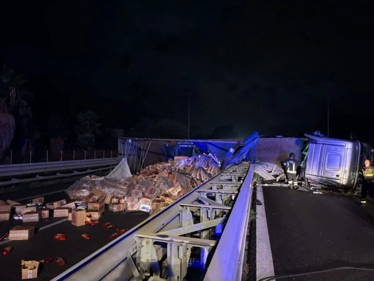 Una mattinata da dimenticare per chiunque si sia messo in viaggio sull'autostrada A29 Palermo-Mazara del Vallo. L'arteria che collega il capoluogo con il resto della Sicilia occidentale si è trasformata in una vera e propria trappola per migliaia di automobilisti, a causa di due distinti incidenti che hanno di fatto spezzato in due la viabilità, bloccando entrambe le carreggiate.