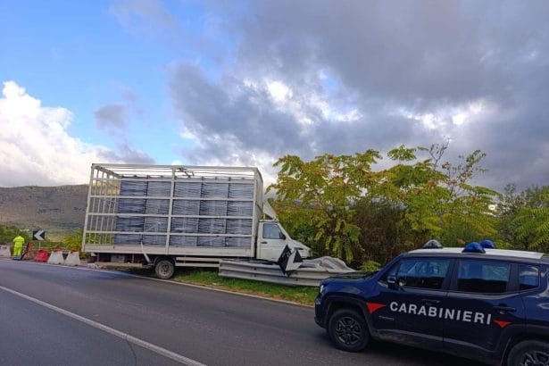 Mattinata di spavento ma, fortunatamente, senza gravi conseguenze per le persone, lungo la Palermo-Agrigento, nel tratto che collega Misilmeri e Bolognetta. Un autoarticolato, per cause ancora in fase di accertamento, ha sbandato improvvisamente finendo la sua corsa fuori dalla carreggiata, in una scarpata adiacente.