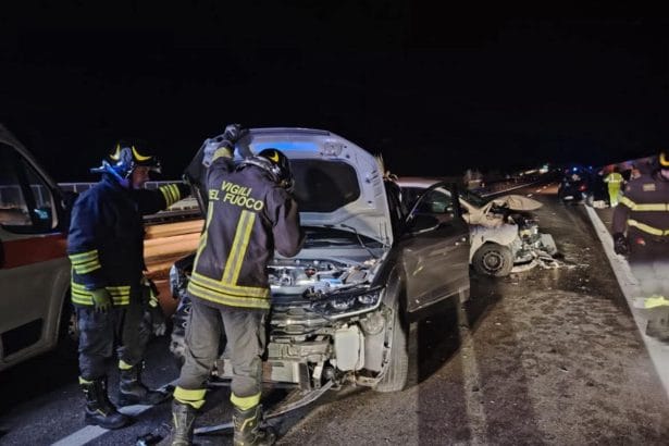 Notte di paura sulla A19: poco dopo le 3, all’altezza del tratto tra Termini Imerese e Trabia, in direzione Palermo, tre auto — una Renault Clio, una Lancia Ypsilon e una Volkswagen T-Roc — sono rimaste coinvolte in un incidente. A bordo di uno dei veicoli vi erano anche due genitori che rientravano a casa dopo il matrimonio del figlio.