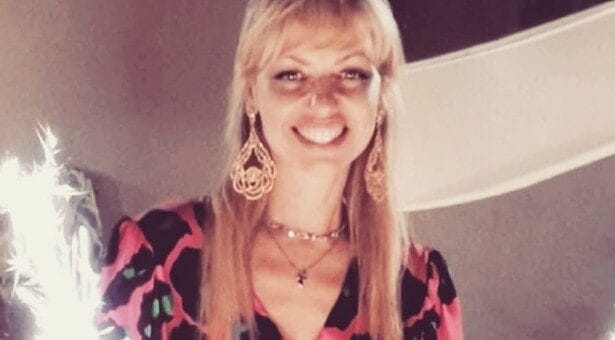 Mazara del Vallo è in lutto. Se n'è andata a 56 anni Maria Cristina Gallo, l'insegnante diventata simbolo di una battaglia combattuta su due fronti: uno contro un tumore aggressivo, l'altro contro le inefficienze di un sistema sanitario che le ha negato il tempo, il bene più prezioso. La sua storia, un calvario di attese e speranze tradite, aveva scosso l'Italia intera, trasformando il suo dramma personale in una denuncia pubblica.