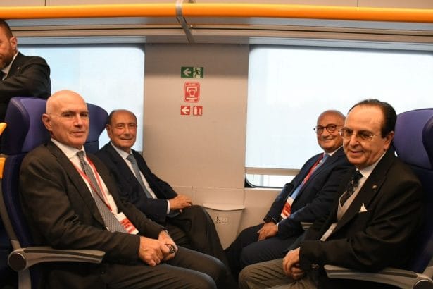 Attivata la nuova tratta Bicocca-Catenanuova nell’ambito degli interventi del nuovo itinerario Palermo-Catania-Messina, uno dei dieci progetti strategici in corso di attuazione da Rete Ferroviaria Italiana, con direzione tecnica di Italferr (entrambe società del gruppo FS), per il quale è stato nominato commissario di Governo Filippo Palazzo.