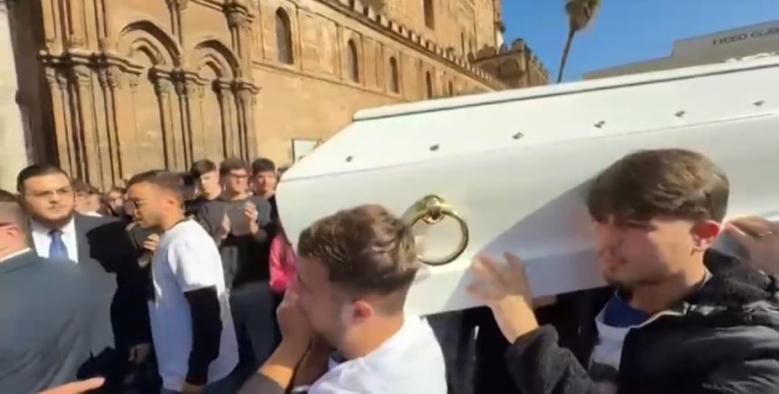 L'ultimo addio di Palermo a Paolo Taormina. In Cattedrale lacrime, applausi e un grido di rabbia per il 20enne ucciso