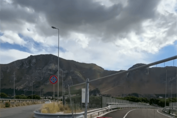 Riprendono i lavori dello svincolo del Forum «Oggi sono ripresi i lavori per il completamento dello svincolo del Forum. Si sta finalmente ultimando la carreggiata che collega allo scorrimento veloce di viale Regione Siciliana e che consentirà anche l’accesso diretto a via Conte Federico, attualmente si passa dal lato della strada riservata ai proprietari dei terreni. Un’infrastruttura attesa da anni, fondamentale per decongestionare il traffico proveniente da via Giafar e dall’area del centro commerciale». Lo dichiara il presidente della seconda Circoscrizione, Giuseppe Federico.