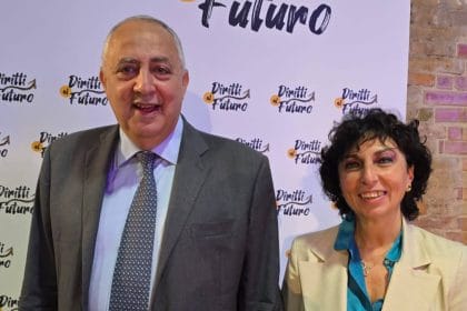 La Carta “Dedicata a Te” consente di accedere a un contributo economico per l’acquisto di beni alimentari di prima necessità (esclusi gli alcolici) e, in alternativa, per l’acquisto di carburanti o abbonamenti al trasporto pubblico locale.