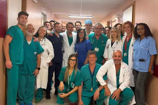 Un delicato intervento di impianto di pacemaker è stato eseguito dai medici dell’Unità di Terapia Intensiva Coronarica dell’Ospedale Villa Sofia su un uomo di 101 anni. Il paziente, classe 1924, giunto al Pronto Soccorso per vertigini, malessere generale e vomito, è stato immediatamente sottoposto ad accertamenti che hanno evidenziato un blocco atrioventricolare con bassissima frequenza cardiaca, condizione che ha reso necessario il ricovero in Terapia Intensiva Coronarica. Dopo la somministrazione di un farmaco per migliorare la frequenza e la performance cardiaca, il paziente è stato stabilizzato e successivamente sottoposto all’impianto di un pacemaker definitivo, eseguito mediante accesso venoso ascellare eco-guidato.