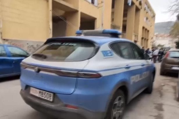 Maxi blitz allo Zen, 3 arresti per droga: sequestrati 400 grammi di hashish e un rilevatore di microspie Un'operazione ad altissimo impatto che suona come una risposta forte dello Stato. Dalle prime luci dell'alba, il quartiere Zen di Palermo è stato letteralmente cinto d'assedio da un imponente dispiegamento di forze: circa 300 uomini di Polizia, Carabinieri e Guardia di Finanza hanno passato al setaccio strade, abitazioni e magazzini, in un'azione coordinata scaturita all'indomani del recente omicidio di Paolo Taormina. Con l'ausilio di elicotteri che sorvolavano l'area e unità cinofile specializzate, il blitz ha portato a un bilancio pesante: arresti, denunce a raffica e sequestri significativi.