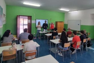 PALERMO – Un terremoto politico e sociale scuote le fondamenta della formazione professionale in Sicilia. Quella che doveva essere una semplice riforma tecnica, richiesta dall'Unione Europea per sbloccare circa cento milioni di euro del programma GOL (Garanzia di Occupabilità dei Lavoratori), si è trasformata in un atto d'accusa pesantissimo contro il governo regionale. Un fronte compatto, che unisce le associazioni datoriali degli enti accreditati (da Anfop a Forma.Re, passando per Federterziario) e i sindacati di categoria come l'Ugl Scuola, denuncia un "blitz unilaterale" che rischia di cancellare decenni di storia e mettere a repentaglio il futuro di centinaia di lavoratori.