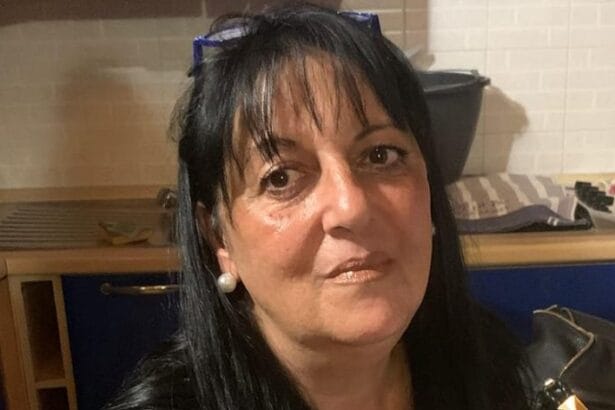 Una scala appoggiata al balcone, il gesto consueto di pulire i vetri di casa. Si è spezzata in un istante la vita di Piera Monforte, 57 anni, in una tranquilla giornata che si è trasformata nella più cupa delle tragedie. È successo ieri, intorno alle 13, in un appartamento al secondo piano in via della Contea, a Mascali, dove un'attività di routine è diventata un dramma che lascia un'intera comunità attonita e senza parole.