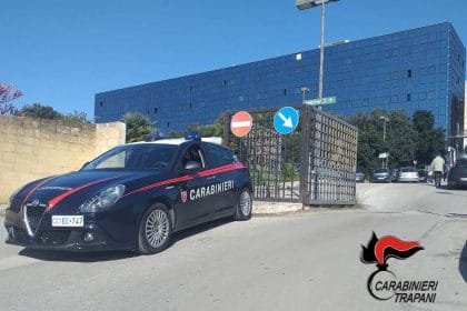 I Carabinieri della Compagnia di Castelvetrano hanno denunciato per tentato omicidio, un Castelvetranese 22enne. I militari dell’Arma sono intervenuti presso un distributore di carburanti nel centro di Castelvetrano, dove poco prima, al termine di una discussione scaturita per futili motivi, un 30enne era stato attinto da diversi colpi inferti alla testa, al collo e al torace con una bottiglia di vetro spaccata.