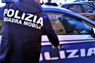 Litiga con l'ex compagna, perde la testa e demolisce la propria auto a palate davanti ai poliziotti Un quarantenne agrigentino ha distrutto la propria automobile a colpi di pala dopo un violento litigio con l'ex compagna. L'episodio si è verificato al termine di una giornata trascorsa insieme, quando la coppia è rientrata sotto l'abitazione della donna.