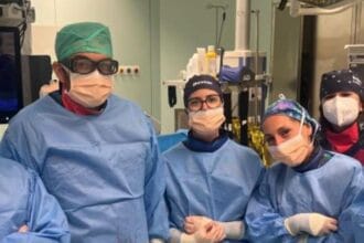 Nell’unità operativa complessa di Chirurgia vascolare del Policlinico “Paolo Giaccone” di Palermo sono stati eseguiti con successo tre interventi di riparazione di aneurisma aortico, sfruttando, per la prima volta in Italia, il sistema di intelligenza artificiale Cydar Medical. L’utilizzo di questo software, deputato all’assistenza nella pianificazione, esecuzione e revisione delle procedure endovascolari, guidate fluoroscopicamente, fa parte di un progetto di ricerca europeo di cui il Policlinico di Palermo è, fino a oggi, unico protagonista italiano.