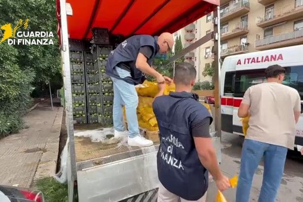 I finanzieri del Comando Provinciale di Palermo, nell’ambito della costante attività di controllo economico del territorio, unitamente a personale della Polizia Locale, hanno individuato un mercato ortofrutticolo risultato essere totalmente abusivo.