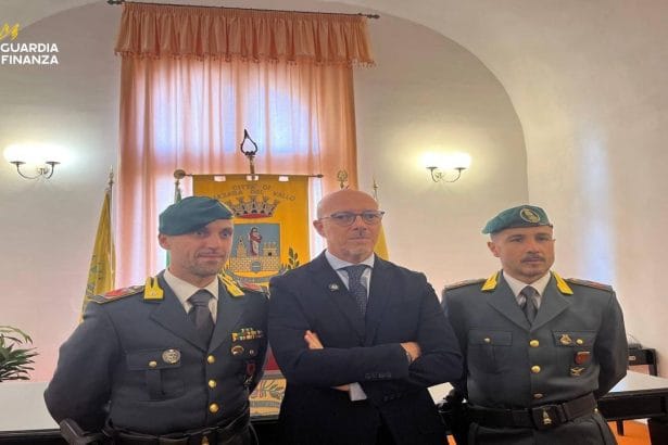 L'episodio risale a un servizio di scorta ad alto rischio: l'Appuntato Scelto Qualifica Speciale Giuseppe Pepe e l'Appuntato Scelto Vincenzo Carrubba stavano accompagnando il Procuratore della Repubblica di Gela, Salvatore Vella. All'altezza dello svincolo di Castelvetrano, i due "baschi verdi" si sono trovati di fronte a una scena da brivido: una microcar con a bordo due ragazze minorenni procedeva contromano, puntando dritto verso il traffico in arrivo.