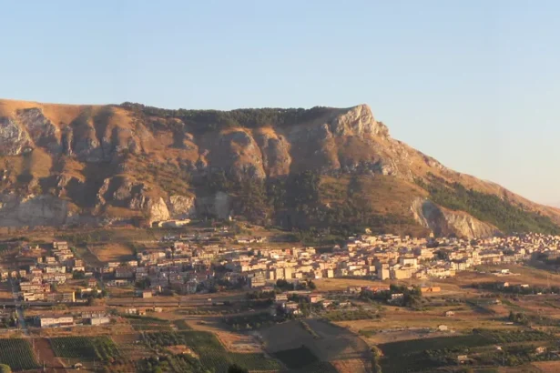 Valorizzare le eccellenze imprenditoriali che, con impegno e visione, si sono distinte per la qualità, l’innovazione e l’autenticità dei propri prodotti, contribuendo alla crescita economica e alla promozione dell’identità del territorio. Entra nel vivo la prima edizione del Premio Valle dello Jato, una manifestazione organizzata e promossa dal Comune di San Giuseppe Jato, guidato dal sindaco Giuseppe Siviglia, dal Punto Impresa Digitale (PID) della Camera di Commercio di Palermo Enna, in collaborazione con l’assessorato regionale alle Attività produttive, l’Irfis – FinSicilia e i Comuni limitrofi di San Cipirello, Camporeale, Altofonte e Partinico.