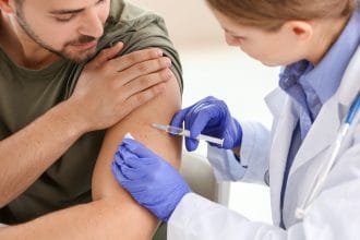 Il Ministero della Salute è stato condannato a erogare un assegno bimestrale a vita a un uomo di 55 anni di Agrigento, riconosciuto vittima di un danno neurologico riconducibile alla vaccinazione anti-Covid. La sentenza è stata emessa dal giudice della sezione Lavoro del tribunale di Agrigento al termine di un procedimento durato due anni.
