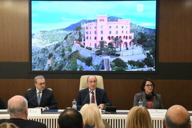 Il castello di Monte Pellegrino torna a splendere. Schifani: «Completati i lavori, adesso lo restituiamo alla città» Torna a splendere Castello Utveggio a Palermo e apre le porte alla città a partire dal prossimo venerdì 5 dicembre. Sono terminati i lavori di rifunzionalizzazione del complesso architettonico di stile definito neogotico siciliano o tardo-liberty, edificato tra il 1928 e il 1933 sul primo pizzo del promontorio di Monte Pellegrino, a 346 metri di altitudine. L'edificio, dopo quasi un decennio di abbandono, sarà destinato a centro congressi internazionale o nazionale di altissimo livello, nel rispetto della vocazione euromediterranea che questo luogo ha sempre avuto. Il progetto finanziato dalla Regione Siciliana per un importo complessivo di 5,9 milioni (di cui 4,4 milioni per lavori) ha consentito in poco più di un anno di completare la manutenzione e il recupero degli ambienti, con l'adeguamento alle norme di sicurezza allo scopo di garantirne la piena fruibilità.