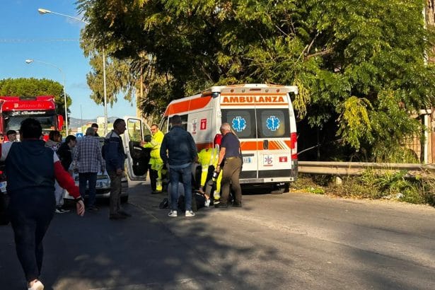 Grave incidente questa mattina a Palermo, dove un agente della Polizia Municipale è stato investito mentre si trovava in servizio per regolare il flusso veicolare. Il sinistro è avvenuto in un punto nevralgico della città, nei pressi della Casa del Fanciullo. Secondo una prima ricostruzione, ancora al vaglio delle autorità, il vigile urbano è stato travolto da un'automobile condotta da una donna. L'impatto è stato violento: l'agente è stato sbalzato sull'asfalto, riportando un serio trauma cranico.