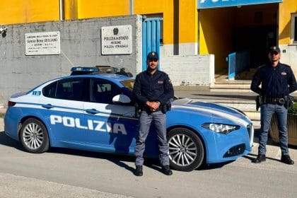 A volte basta una parola, detta con empatia e umanità, per fare la differenza. I poliziotti lo sanno bene e ogni giorno affrontano situazioni di profonda disperazione con coraggio e professionalità. Ad Enna, gli agenti Gabriele e Paolo, in forza all’ Ufficio Volanti della Questura, sono intervenuti nei pressi di una strada provinciale, dove un uomo minacciava di compiere un gesto estremo.