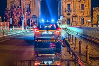 Proseguono i controlli nelle zone rosse. Due arresti e tre denunce nell'area compresa tra la stazione centrale e il centro storico di Palermo. Nello specifico, gli uomini della squadra mobile hanno arrestato in flagranza un 20enne per una tentata rapina ai danni di uno studente pendolare nei pressi dello scalo ferroviario. Il giovane è stato fermato nei pressi di via Lincoln dai Falchi.