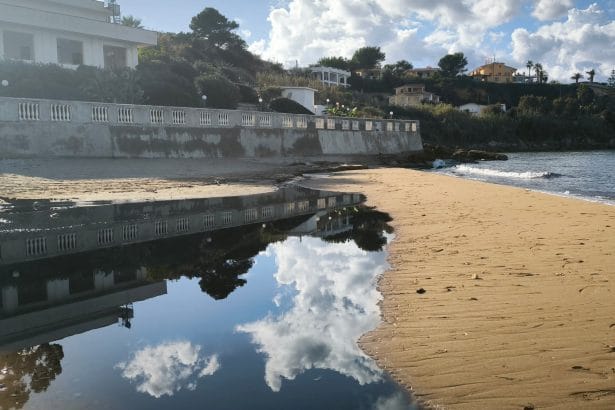TRAPPETO (PA) – Scatta l’ennesimo allarme inquinamento lungo la costa di Trappeto, precisamente in località Ciammarita. Quella che si è presentata agli occhi dei testimoni giunti sul posto è una scena che lascia poco spazio all'immaginazione: la foce del torrente Carrozza trasformata in una "cloaca" a cielo aperto. Sul posto la redazione de Il Tarlo.