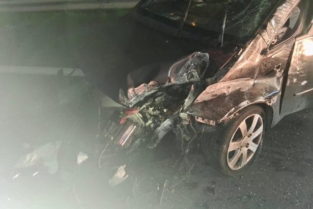 Incidente mortale sulla A18: auto si ribalta, perde la vita una donna Un tragico incidente ha macchiato di sangue la serata sull'autostrada A18 Messina-Catania. Intorno alle 19:15, nel tratto compreso all'altezza di Roccalumera in direzione del capoluogo peloritano, si è consumato un dramma che è costato la vita a una donna di 54 anni. La vittima, N.T., cittadina di nazionalità russa, era alla guida di un'autovettura su cui viaggiava insieme al compagno, il 61enne messinese G.M. Secondo le prime ricostruzioni della Polizia Stradale di Giardini Naxos, si sarebbe trattato di un incidente autonomo: la conducente avrebbe improvvisamente perso il controllo del mezzo.