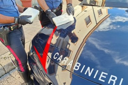 I Carabinieri della Compagnia di Alcamo hanno tratto in arresto un uomo di 65 anni, originario del posto, con l'accusa di detenzione illecita di sostanze stupefacenti e resistenza a pubblico ufficiale.