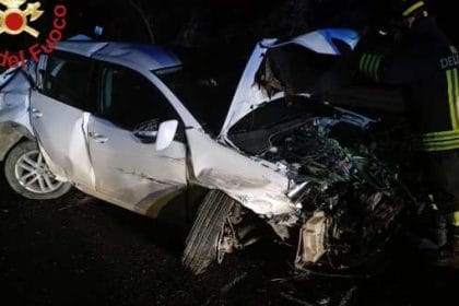 Un’auto si è arrestata di traverso in corsia di sorpasso, dopo essere sbandata, ed è stata travolta da altre tre vetture lungo l’autostrada A19 in direzione di Palermo. È accaduto attorno alle 18:40, tra gli svincoli di Mulinello ed Enna. Ferito l’automobilista che era rimasto bloccato, trasportato d’urgenza all’ospedale Umberto I di Enna. Risulterebbe in condizioni gravi, ma per il momento non si hanno ulteriori dettagli.