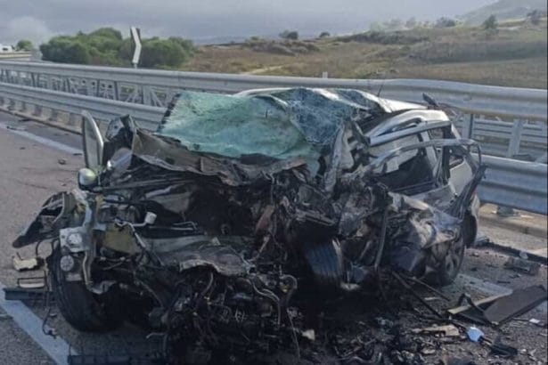 Inferno sulla SS121, due morti e un ferito grave La strada statale 121, la Palermo-Agrigento, si macchia ancora una volta di sangue. Una nuova, terribile tragedia si è consumata nel primo pomeriggio di oggi nel tratto che attraversa il territorio di Vicari, in provincia di Palermo. Il bilancio di un violento impatto frontale è drammatico: due persone hanno perso la vita e una terza è rimasta gravemente ferita.