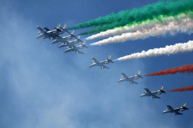 Il fascino della divisa non conosce crisi, neanche in tempi come quelli attuali, caratterizzati da molteplici tensioni internazionali: non è un caso che negli ultimi anni, mediamente, oltre 55 mila candidati hanno puntualmente partecipato ai concorsi per le Accademie Militari, circa 40 mila per entrare nella truppa dell’Esercito, 35 mila per diventare agenti di Polizia e più di 15 mila per il ruolo di Commissario.