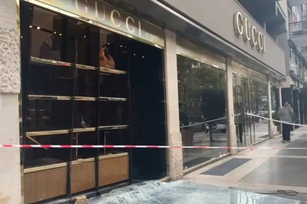 Spaccata all'alba nel "salotto" di Palermo: sfondano la vetrina di Gucci e fuggono con merce per 40 mila euro Colpo nella notte ai danni della boutique Gucci a Palermo, situata nella centrale via Libertà. Utilizzando una vettura, probabilmente una vecchia Panda, i malviventi hanno infranto la vetrina e sottratto borse e accessori che erano esposti proprio in quell'area, allestita di recente con i pezzi della nuova collezione. Stando a una prima valutazione, il valore della refurtiva ammonterebbe a circa 40 mila euro.