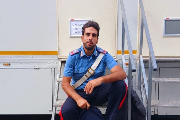 Da Messina alla conquista del cinema italiano, la storia di Angelo Faraci, classe 1989, è quella di un talento poliedrico che ha scelto di legare indissolubilmente la sua arte alla Sicilia. Nonostante le prestigiose collaborazioni a livello nazionale e un periodo vissuto a Roma, Faraci ha deciso di fare della sua terra il quartier generale della sua creatività, operando come pendolare con la Capitale e contribuendo attivamente a valorizzare il patrimonio culturale siciliano attraverso ogni sua opera. Attore, regista, sceneggiatore e produttore, si è affermato come una delle figure più dinamiche e ricercate della sua generazione, un vero ambasciatore dell'isola nel panorama artistico contemporaneo.