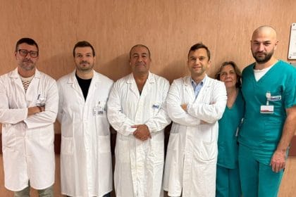 Il paziente, arrivato in pronto soccorso dove è stato immediatamente stabilizzato, è stato preso in carico dall’equipe diretta da Maurizio Finocchiaro, con gli aiuti David Pakeliani e Liborio Ferrante, che ha portato a termine un’endoesclusione dell’aneurisma con tecnica “Chimney”, procedura chirurgica endovascolare per il trattamento di aneurismi aortici complessi riservata a centri di alta specializzazione.