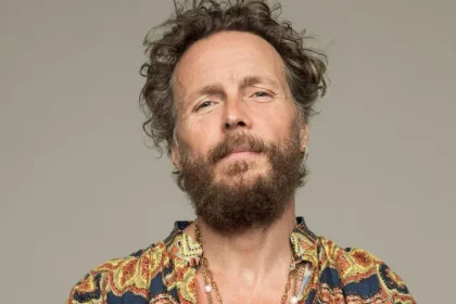 L’Arca di Loré, il nuovo viaggio live di Lorenzo Jovanotti, sta accendendo l’entusiasmo del pubblico. La risposta travolgente dei fan siciliani sta portando il Jova Summer Party del 29 agosto a Palermo a un passo dal sold out. Trident ha quindi aperto una seconda data il 30 agosto nel capoluogo siciliano, offrendo un’altra opportunità per partecipare a una grande festa all’aperto, pensata come un rito collettivo di musica, incontro ed energia condivisa. Il doppio appuntamento isolano è promosso da Giuseppe Rapisarda Management. Le prevendite della nuova data sono aperte oggi (25 novembre 2025) alle ore 15.
