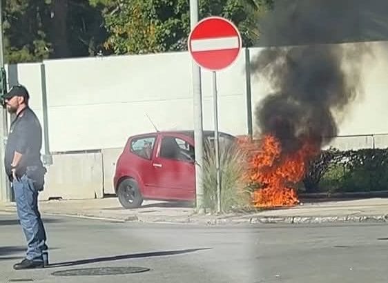 Momenti di grande apprensione questa mattina a Palermo, nel cuore pulsante della città. Un'automobile ha improvvisamente preso fuoco mentre transitava in Piazza Indipendenza, una delle aree più trafficate e nevralgiche, proprio di fronte al Palazzo d'Orléans, sede della Presidenza della Regione Siciliana.