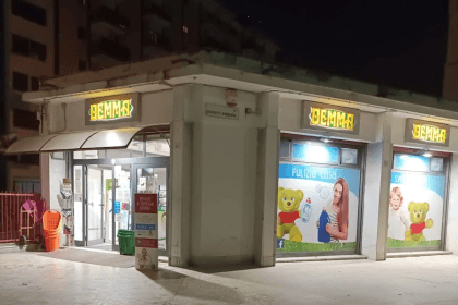 Attimi di paura giovedì sera in via Giovanni Zappalà, nella zona residenziale tra via Principe di Paternò e viale Lazio. Un uomo, col volto travisato da un cappuccio e armato di coltello, ha messo a segno un colpo ai danni della sanitaria Demma. Sulla vicenda sono ora in corso le indagini della polizia, intervenuta sul posto dopo l'allarme lanciato dal personale. Lo dice Palermo Today.