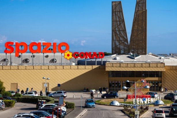 Intenti a mettere a segno il furto di un veicolo nel parcheggio del centro commerciale Conca d'Oro, sono stati bloccati mentre forzavano la portiera dell'automobile. Scoperti sul fatto, hanno tentato di dileguarsi correndo tra le vie dello Zen, ma dopo un convulso inseguimento sono stati fermati e tratti in arresto: si tratta di quattro ragazzi, di età compresa tra i 18 e i 21 anni. Devono rispondere di tentato furto e resistenza a pubblico ufficiale. Lo riporta Palermo Today.