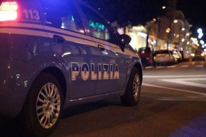 Palermo - Dramma familiare nel capoluogo siciliano, dove le forze dell'ordine hanno fermato un uomo accusato di aver intimidito la consorte e dato fuoco all'ingresso dell'appartamento dove vivono.
