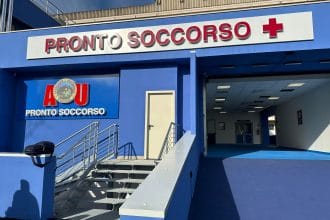 Un incidente che ha dell'incredibile, una storia di sopravvivenza che si conclude con un lieto fine grazie alla perizia dei medici del Policlinico Universitario di Messina. È tornato a casa e sta bene l'uomo che, poche settimane fa, è stato vittima di un evento traumatico rarissimo: l'incornata di una capra che, con una forza devastante, gli ha perforato il bulbo oculare.