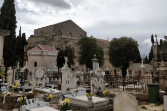 Un'amara sorpresa, un'offesa che colpisce nel profondo la memoria dei propri cari. È questo il sentimento di rabbia e dolore che sta travolgendo numerose famiglie a Palermo in questi giorni dedicati al ricordo dei defunti. Durante la visita alle sepolture, in particolare presso il cimitero di Sant'Orsola, la scena che si presenta è desolante: le tombe sono state spogliate, vandalizzate da ladri senza scrupoli.