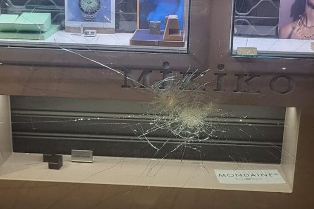 Non si arresta l'ondata di microcriminalità che sta tenendo col fiato sospeso i commercianti di Palermo. L'ultimo episodio si è registrato ieri sera, intorno alle 23:30, in via Enrico Parisi, dove due malviventi hanno tentato di svaligiare la nota gioielleria Sutera.