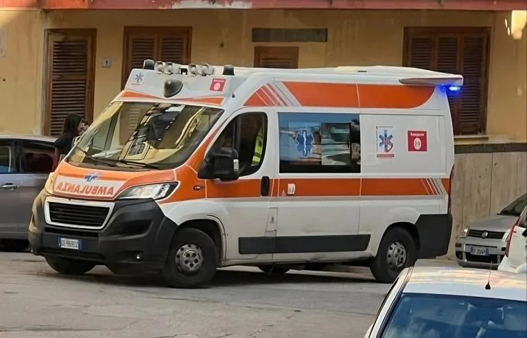 Incidente mortale sulla Statale 113: perde la vita un 57enne Un tragico scontro autonomo si è verificato nel tardo pomeriggio di oggi lungo la statale 113 a Caronia. A perdere la vita un uomo di 57 anni residente nel comune messinese.