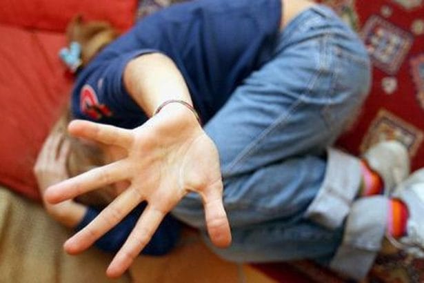 Violenza sessuale di gruppo nel Palermitano, vittima un bambino di 11 anni: indagini Un grave episodio di cronaca scuote la comunità delle Madonie, in provincia di Palermo. Un ragazzino di appena 11 anni, studente al primo anno delle scuole medie, sarebbe stato vittima di violenza sessuale da parte di un gruppo di coetanei. Secondo le prime ricostruzioni, l'aggressione sarebbe avvenuta all'esterno dell'istituto scolastico frequentato sia dalla vittima che dai presunti aggressori.