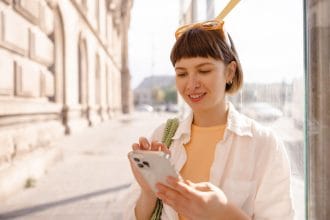 Nel 2025 il rapporto tra pubblico e media sta vivendo una trasformazione profonda. La diffusione di piattaforme digitali, social media e servizi on-demand ha ridisegnato il modo in cui i siciliani consumano informazione, cinema, musica e intrattenimento. In questo nuovo ecosistema l’attenzione non è più soltanto un effetto collaterale della fruizione ma è diventata una vera risorsa economica.