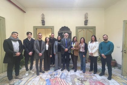 Prosegue il percorso di rafforzamento del personale del Comune di Palermo portato avanti dall’Amministrazione comunale, con l’obiettivo di consolidare le competenze interne e assicurare una gestione sempre più efficiente delle risorse extra-comunali. Nella giornata odierna sono state apposte le firme dei contratti di assunzione a tempo pieno e indeterminato di nove funzionari contabili, nell’ambito delle attività finalizzate all’attuazione delle Politiche di Coesione attraverso il Programma Nazionale di Assistenza 4 Tecnica – Capacità per la Coesione 2021-2027 (PN. CapCoe). Il progetto consente a Comuni, Unioni di Comuni e Città metropolitane di procedere all’assunzione di personale specificamente dedicato alle politiche di coesione.