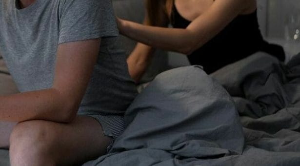 Un nuovo caso di tradimento smascherato da un'inquadratura pubblica e stavolta a Palermo, richiamando alla mente il celebre "caso kisscam" che coinvolse una coppia durante un concerto dei Coldplay. Questa volta, la scoperta è avvenuta in un ristorante, e il mezzo è stato un video promozionale diffuso sui social. La vicenda, resa nota dal Codacons Sicilia, riguarda un uomo che aveva giustificato la sua assenza da casa con una presunta "cena di lavoro". Il piano del fedifrago è andato in fumo quando il locale dove si trovava, ignaro degli sviluppi, ha pubblicato un filmato pubblicitario sui propri canali social. Nelle riprese, l'uomo è chiaramente visibile in compagnia di un'altra donna.