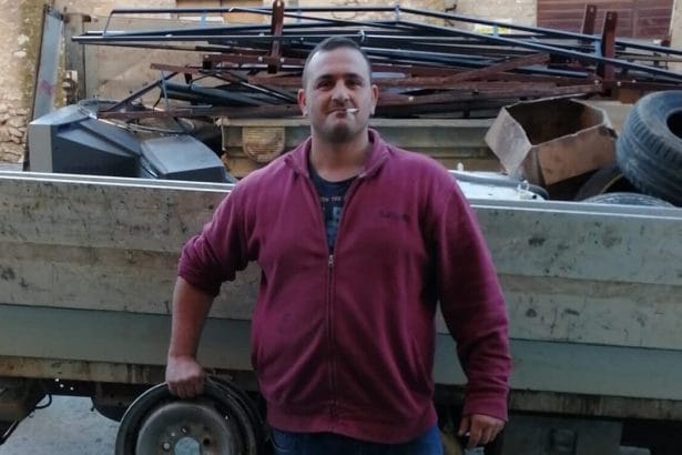 Una tragedia assurda ha spezzato la vita di un uomo nel pieno degli anni. Calogero Scaglione, 38 anni, è morto domenica mattina a Canicattì in un drammatico incidente sul lavoro: il suo stesso furgone lo ha travolto e schiacciato contro un altro mezzo parcheggiato.