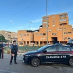Un normale servizio di controllo del territorio nel quartiere "Z.E.N. 2" si è trasformato in un concitato inseguimento tra le vie del quartiere. I Carabinieri della Stazione di San Filippo Neri hanno denunciato in stato di libertà un 41enne palermitano, già noto alle forze dell’ordine, che alla guida di un’auto a noleggio ha ignorato l’Alt intimatogli dai militari lanciandosi in una fuga precipitosa.