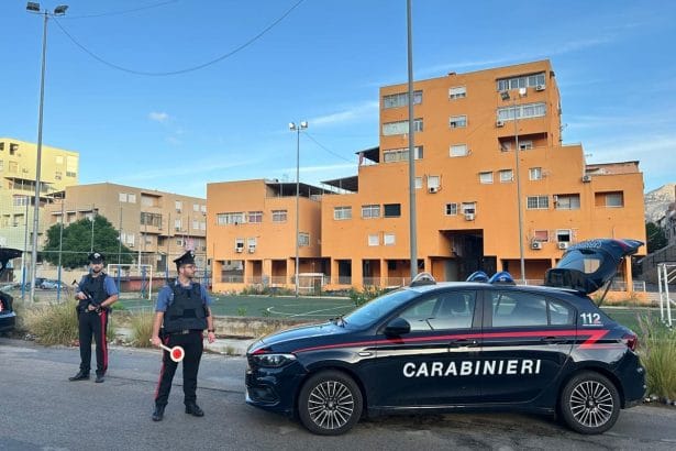 Un normale servizio di controllo del territorio nel quartiere "Z.E.N. 2" si è trasformato in un concitato inseguimento tra le vie del quartiere. I Carabinieri della Stazione di San Filippo Neri hanno denunciato in stato di libertà un 41enne palermitano, già noto alle forze dell’ordine, che alla guida di un’auto a noleggio ha ignorato l’Alt intimatogli dai militari lanciandosi in una fuga precipitosa.